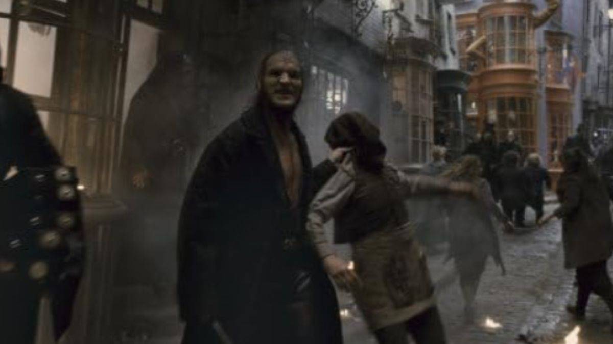 Dave Legeno nei panni di Fenrir Greyback